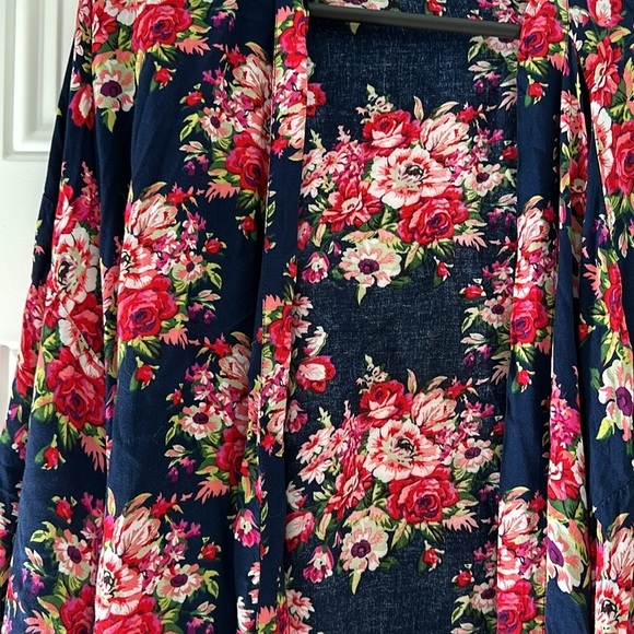 NWOT super soft and silky cover up robe with flowers. Size large. Flare sleeves - Picture 2 of 3
